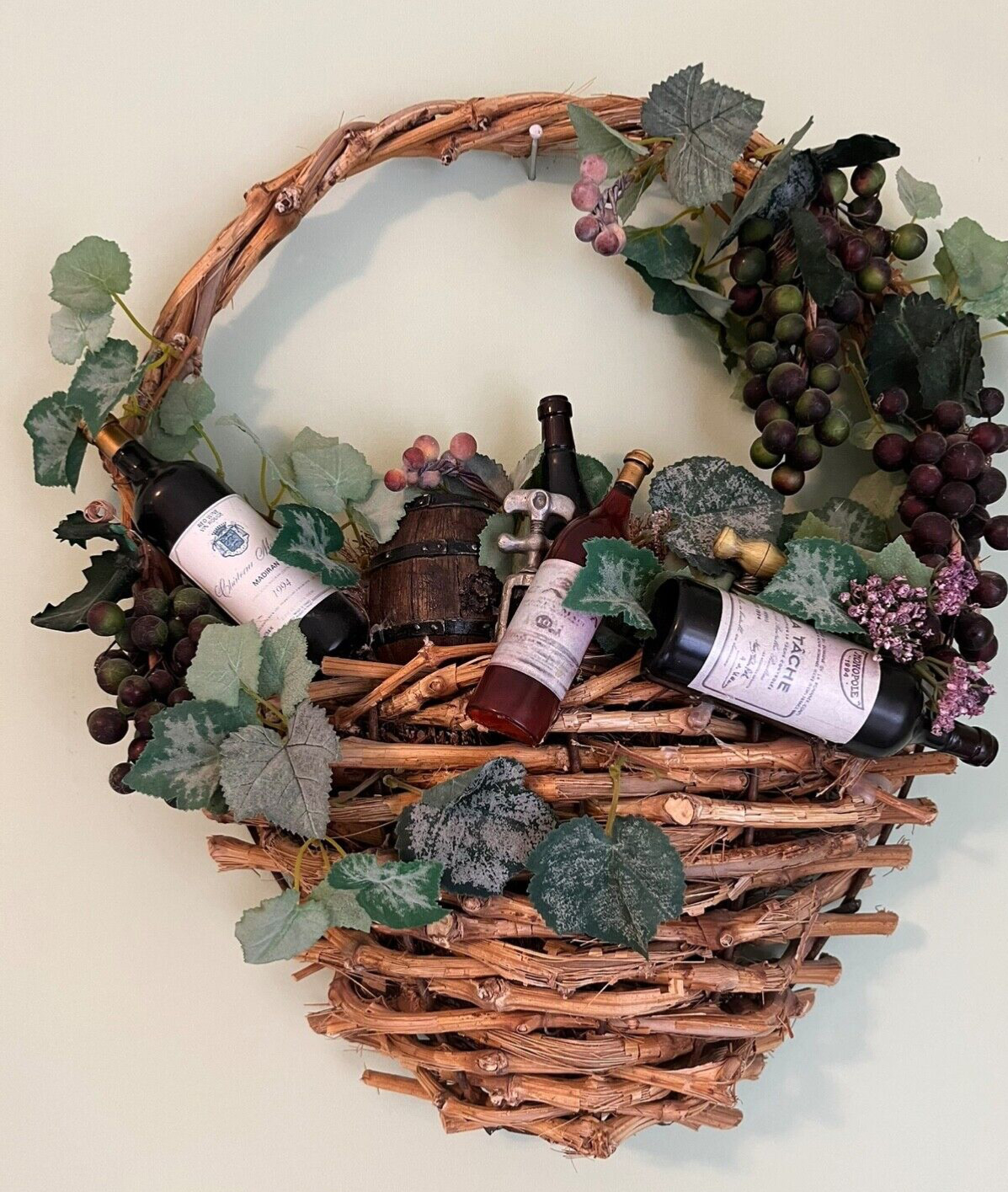 GRAPEVINE WREATH BASKET SHAPE DOOR/Wall Decor, Faux grapes, leaves, wine bottles