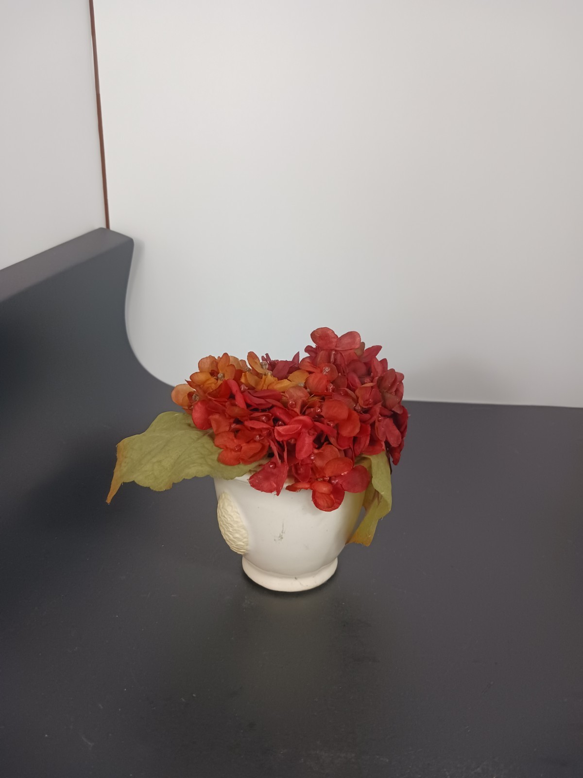 Vintage 5″ Faux Hydrangea Flowers In Ceramic Pottery White With Pinecone Design