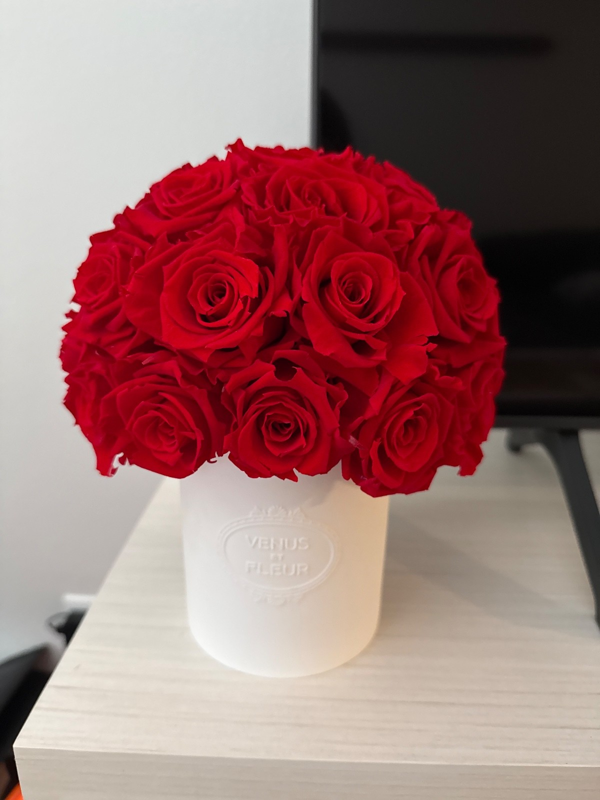 Venus et Fleur red preserved roses in white white porcelain