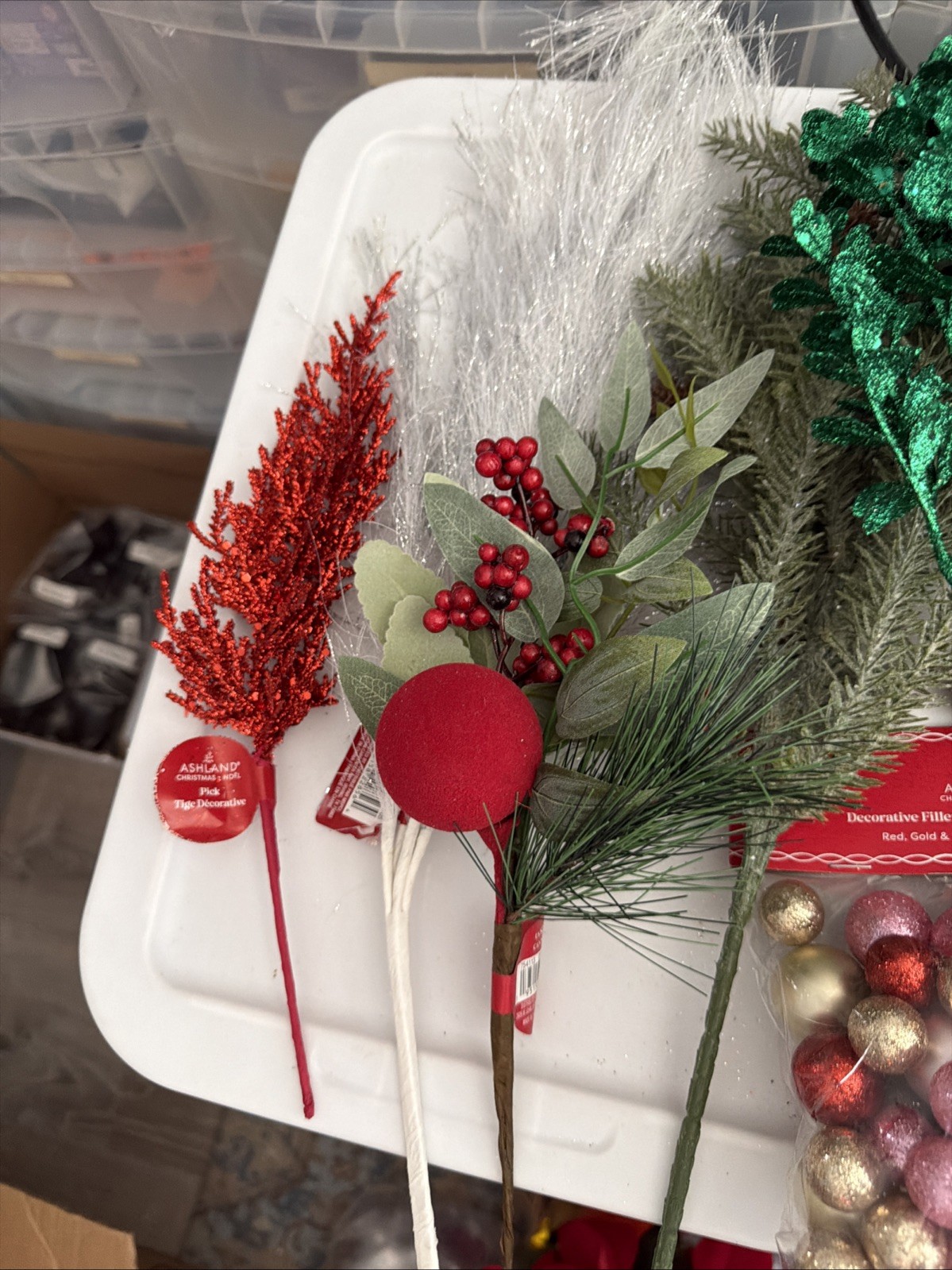 BEAUTIFUL HUGE LOT OF 10 PIECES OF FLORAL DECOR FOR THE HOLIDAY SEASON.