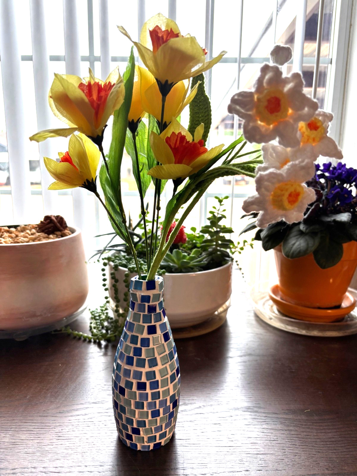 Crochet Daffodil Flower Bouquet 16.5″ Tall & Mosaic Handmade 7.5″ Blue Bud Vase
