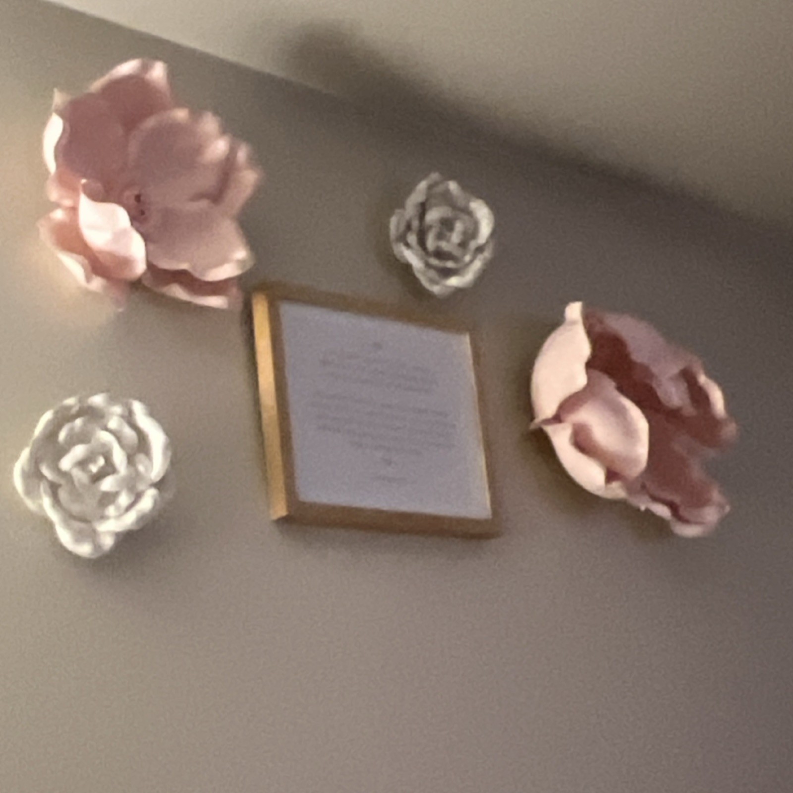 10cm Artificial Rose Flower Display Decor NEW surrounding a printed mesh. Frame