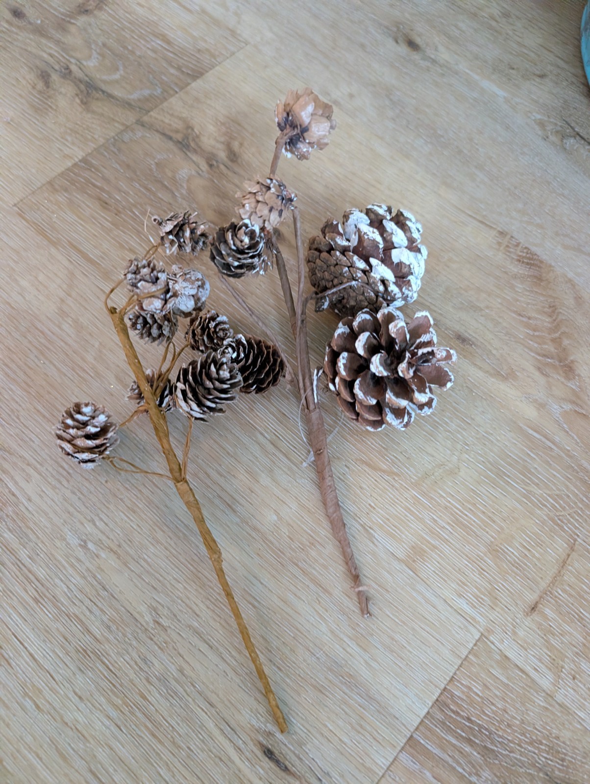 12Pcs Artificial Holly Berries Pinecones Gold Trim Rattan Star