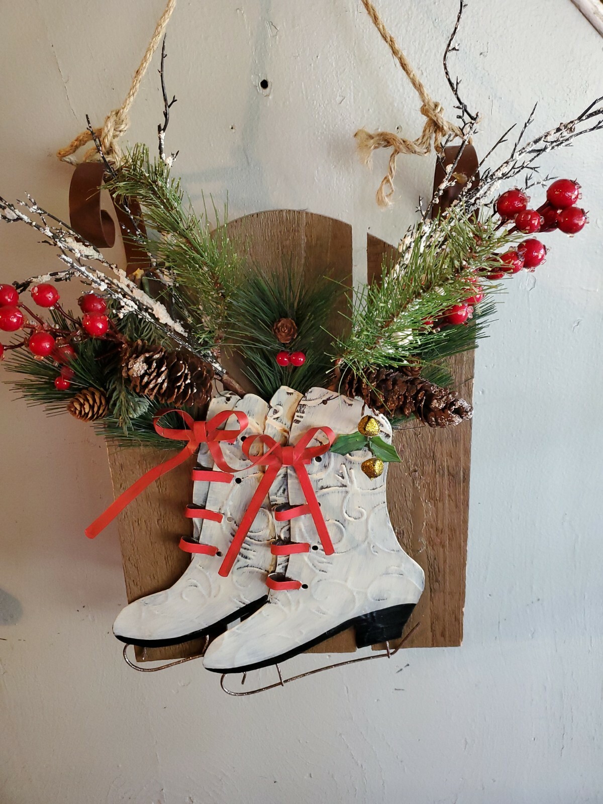 Xmas Holiday Home Wall Cabin Or Door Decor Lrg 17 1/2″ Ice Skates+Sleigh & Pine