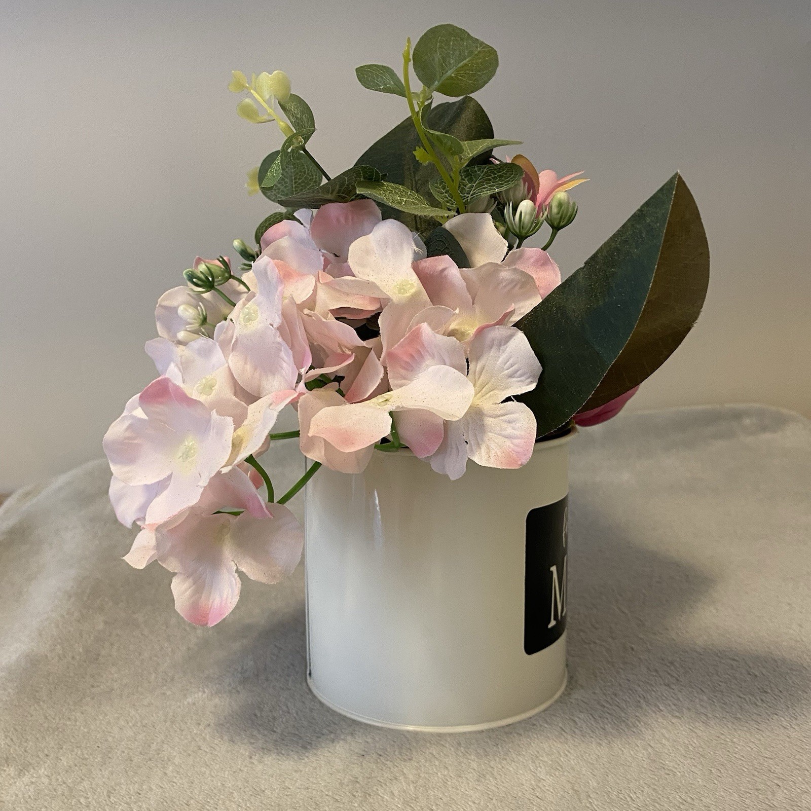Used Fresh Flower Market Home Decor White Metal Can with Artificial Flowers Vase
