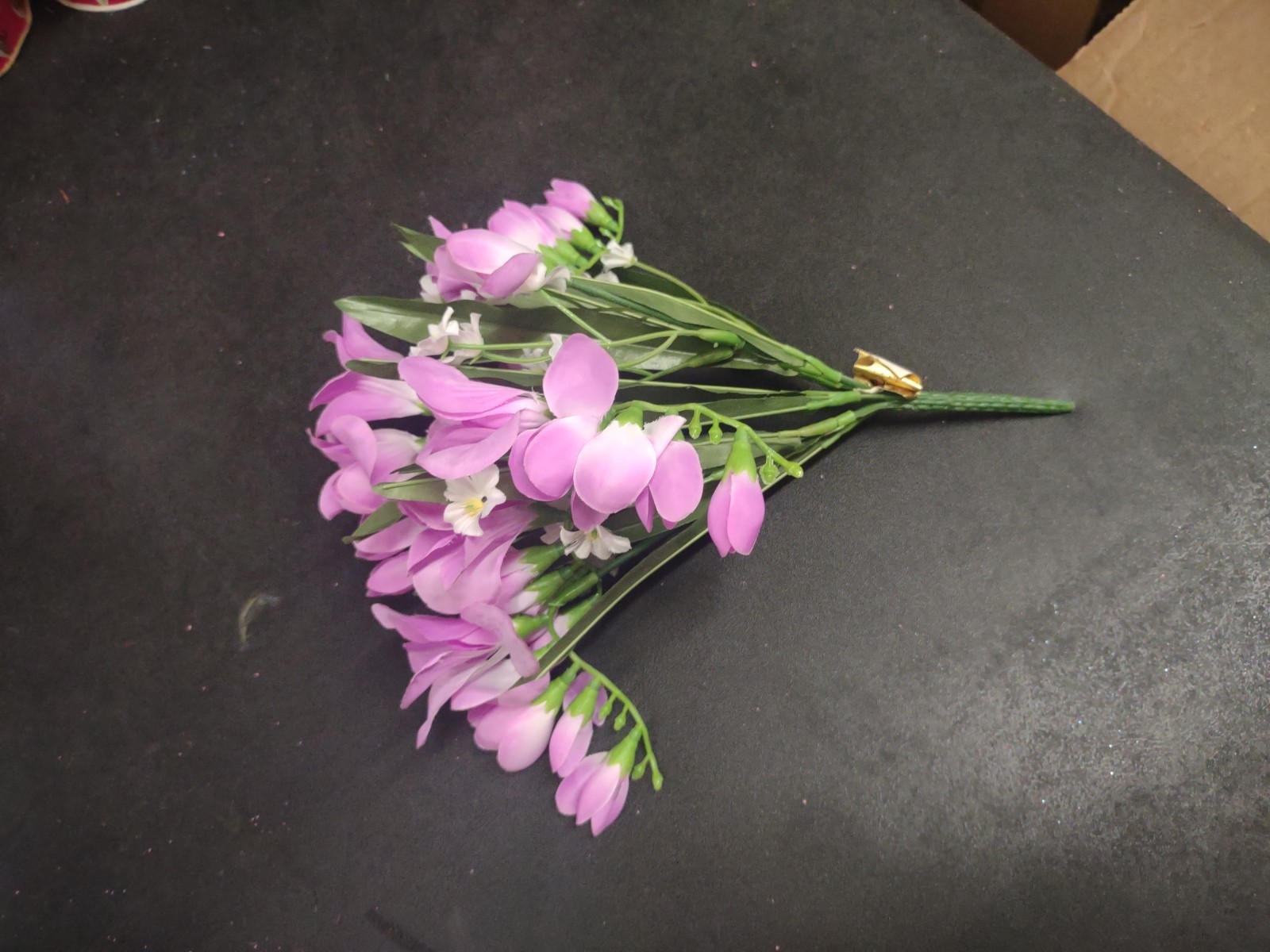 Vintage 10″ Silk Freesia Flower Bush, Lavender, 5 Stems, Baby’s Breath & Foliage