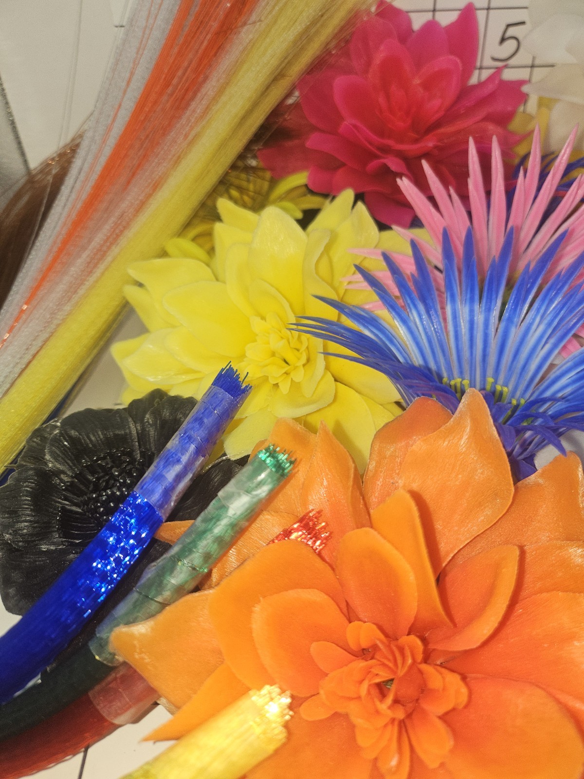 23 Vtg 1970s Lg Plastic Faux Flowers Short Stem & Fiber Optic Threads Multicolor