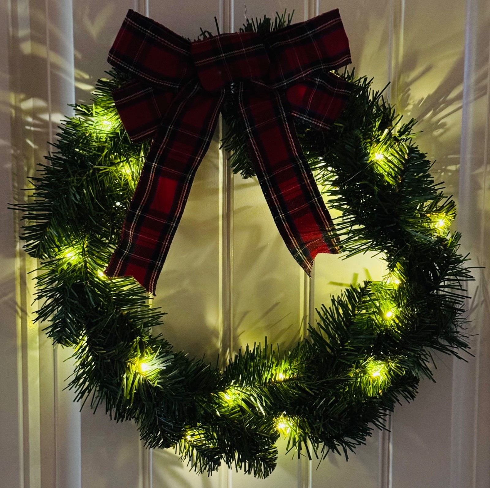 22″ Pre-Lit Artificial Noble Pine Wreath – Festive Green Holiday Decor w/ Plaid