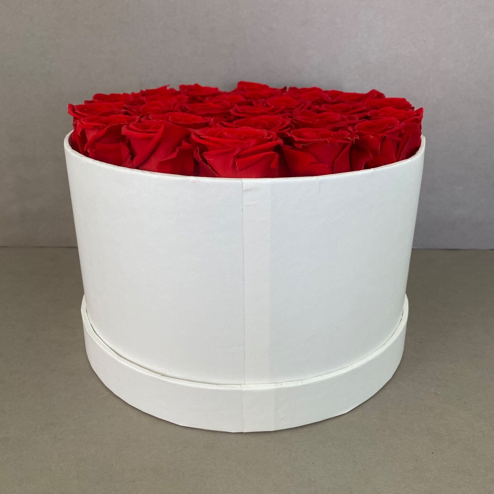 NIB Perfectione 27 Preserved Real Red Roses in Round Box ~ Lasts 3-5 Years