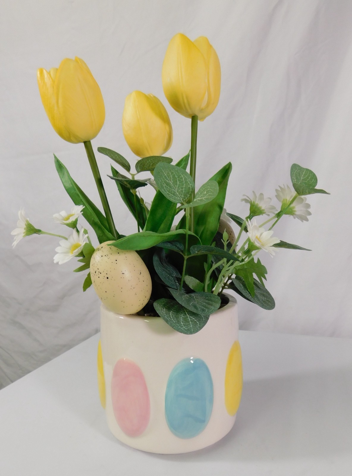 CERAMIC EASTER EGG PLANTER/VASE W/ARTIFICIAL ARRANGEMENT OF YELLOW TULIPS/DAISY