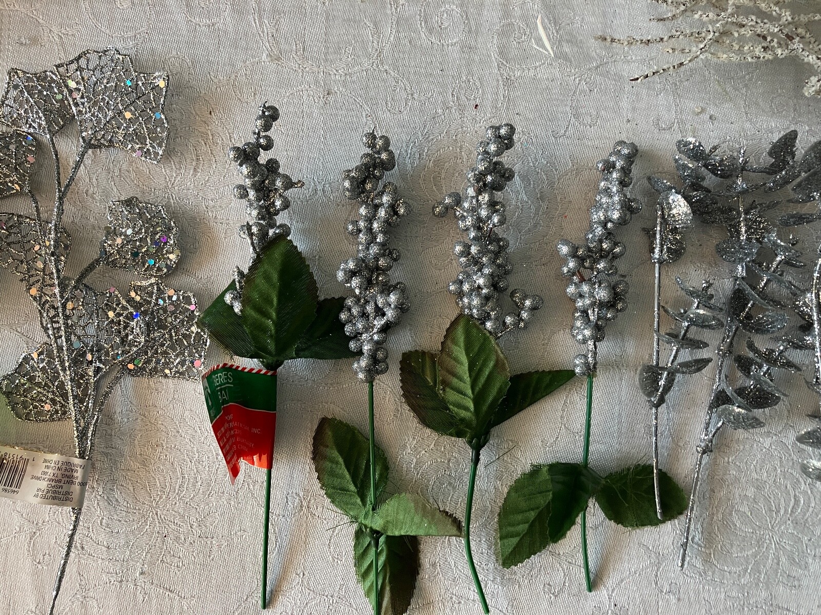 FANTASTIC LOT OF 22 PIECES OF FLORAL DECOR FOR THE HOLIDAY SEASON.