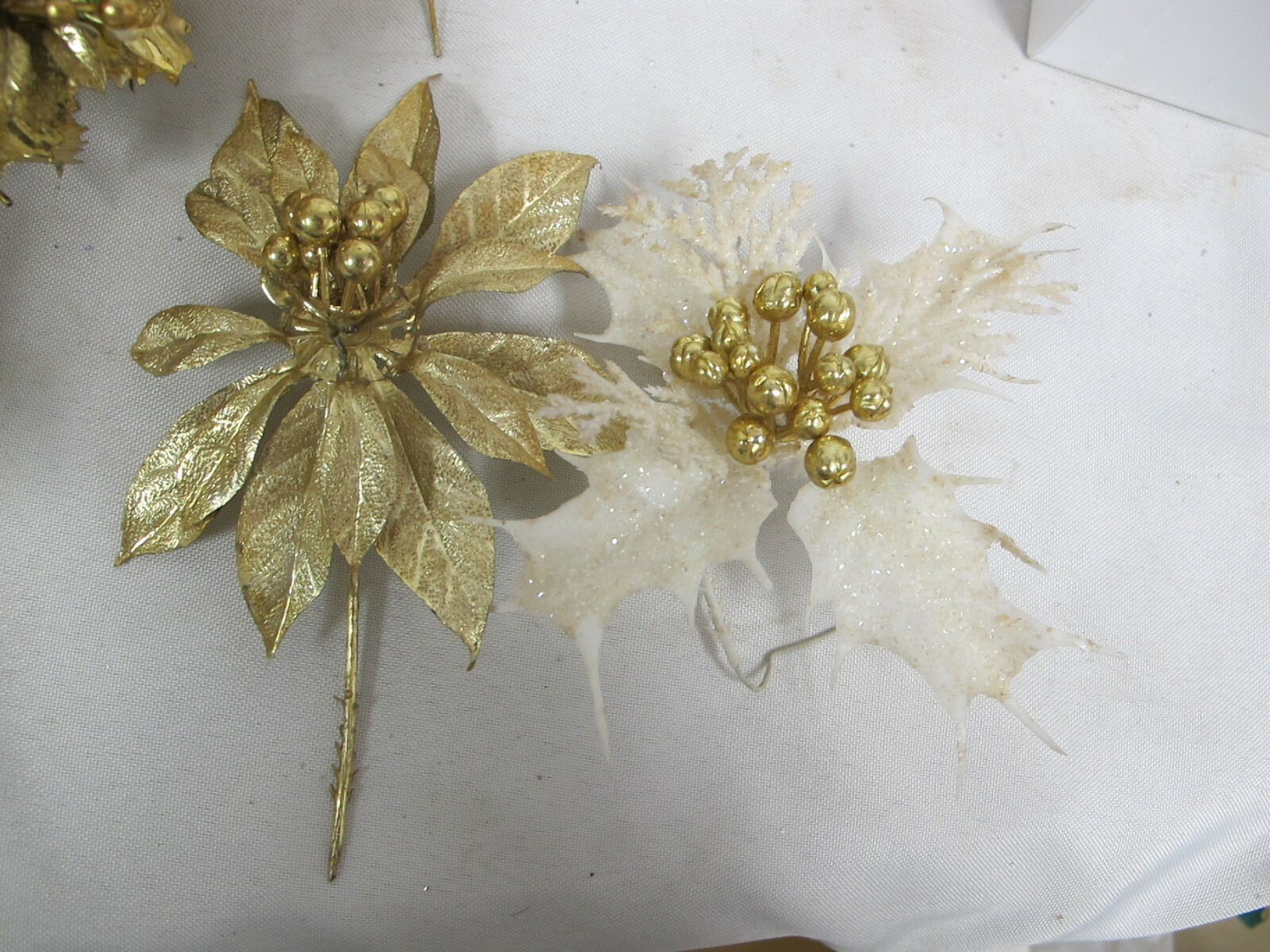 VINTAGE ARTIFICIAL PLASTIC FLOWERS GOLD ROSES- POINTSETTIA – CANDLE RINGS 11 PCS