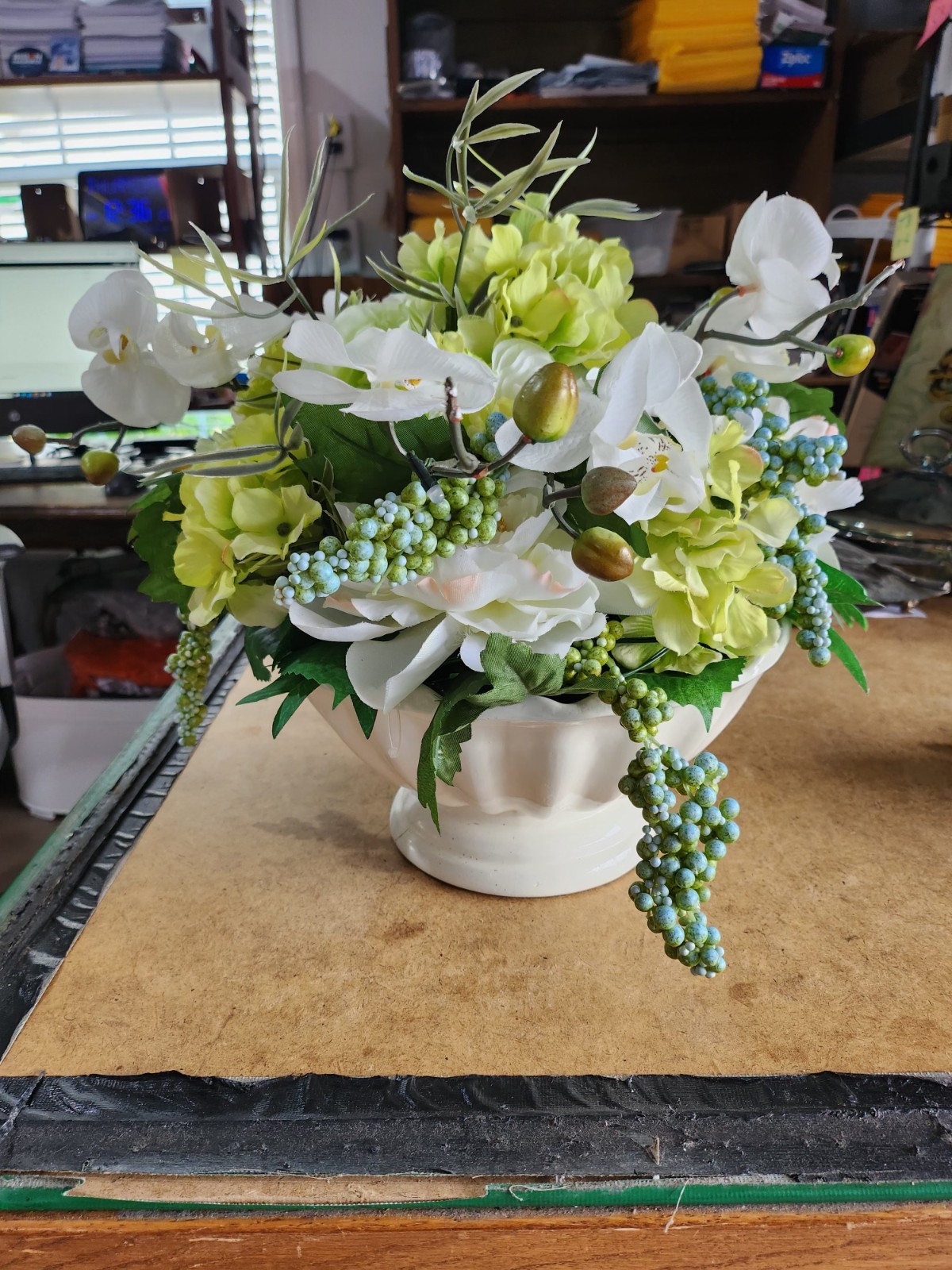 Fake Flower White & Green Arrangement in a Plastic Pot (RH 8-3)