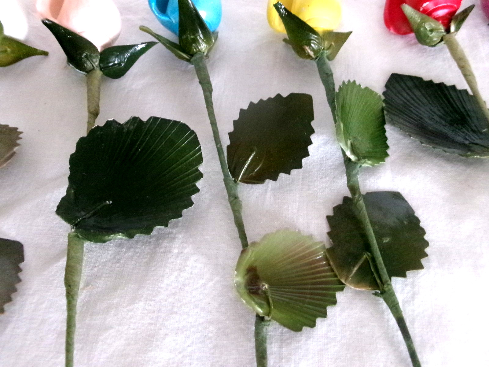 7 Multicolor Vintage SEASHELL ROSE BUD FLOWERS – 18″ Long