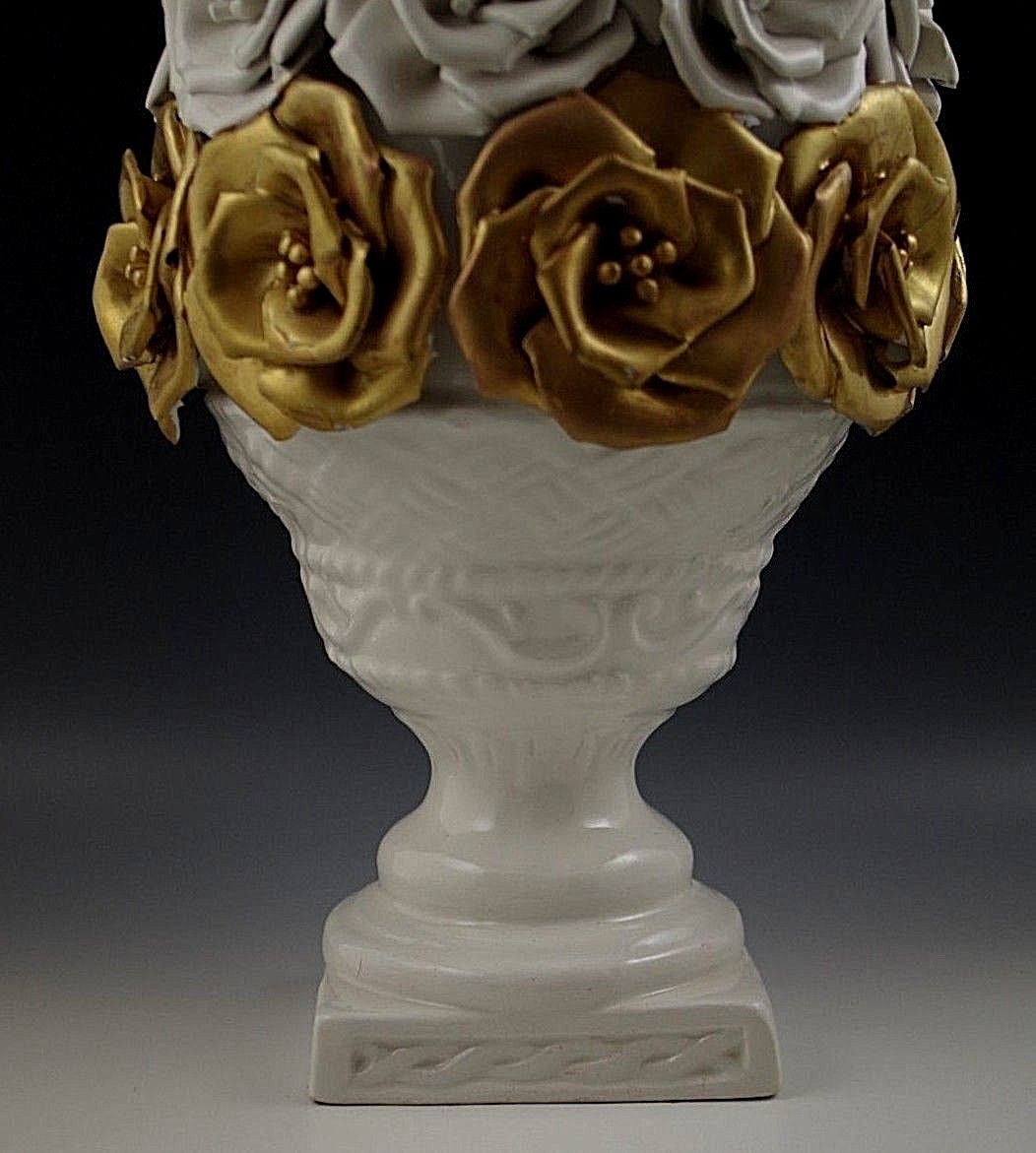 VTG CAPODIMONTE ITALY GOLD WHITE ROSES TOPIARY WITH URN 21.5″