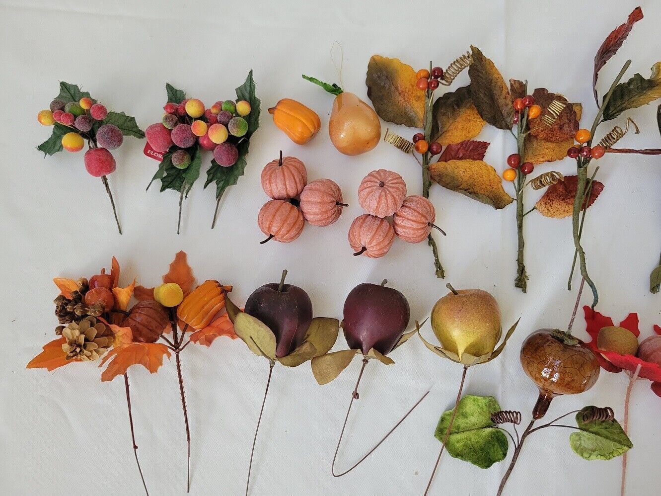 Fall Decorations, Leaves, Lot of 25 pieces Craft pumkins fillers decor foliage