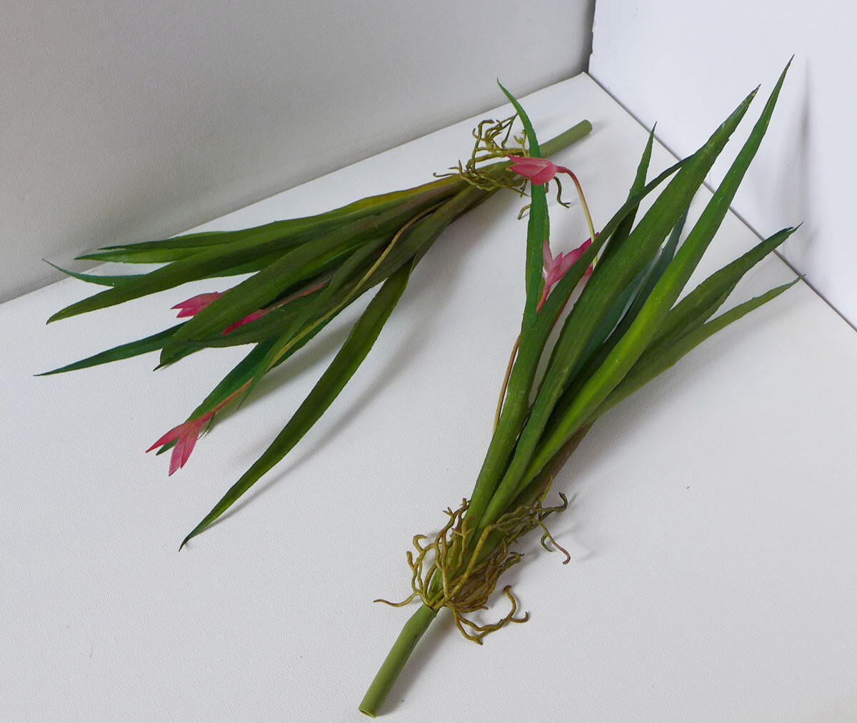 2 Pcs Artificial Grass Red Flower Orchid Plastic Home Garden Decora (94 A)