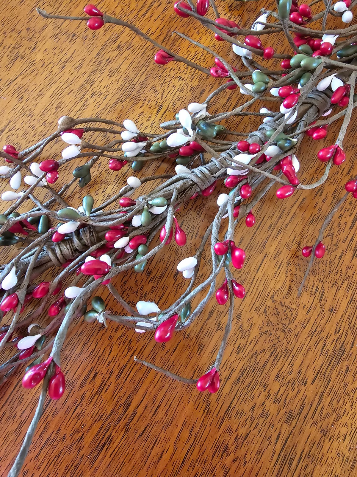 RED, WHITE AND DARK GREEN 40″ LONG PIP GARLAND – NEW