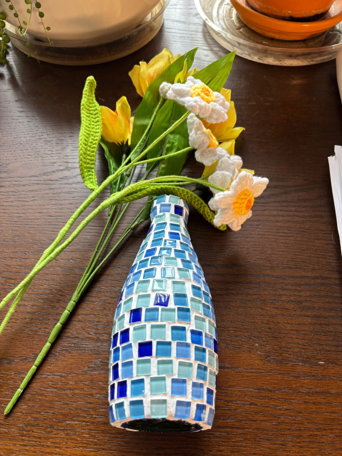 Crochet Daffodil Flower Bouquet 16.5″ Tall & Mosaic Handmade 7.5″ Blue Bud Vase