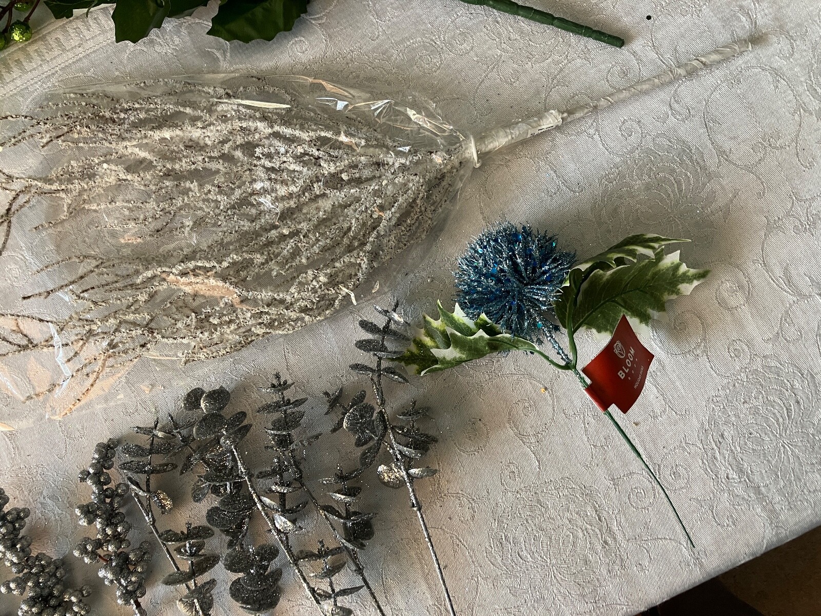 FANTASTIC LOT OF 22 PIECES OF FLORAL DECOR FOR THE HOLIDAY SEASON.