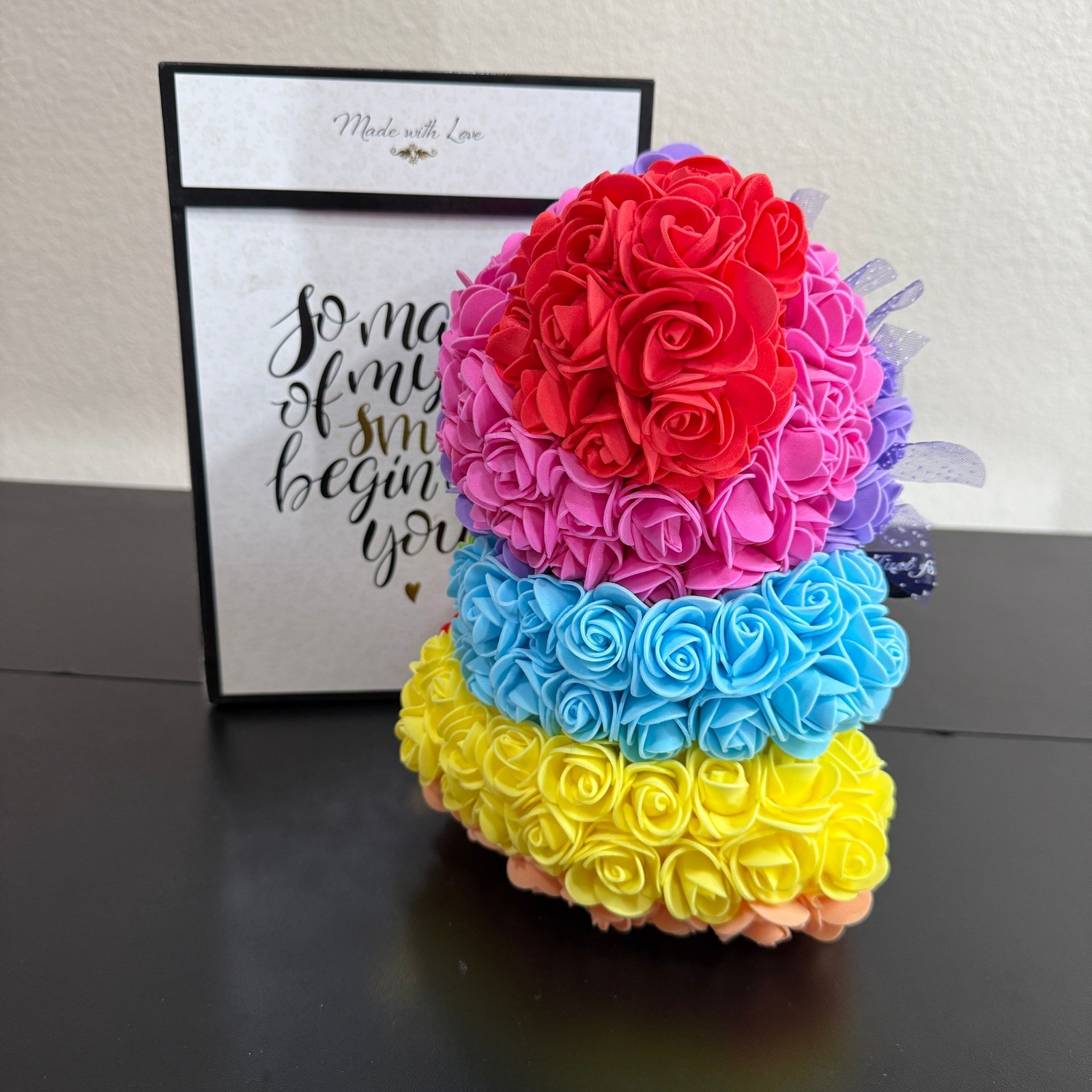 Trésors de Charme Rainbow Rose Bear Artificial Flower Teddy Bear in Gift Box