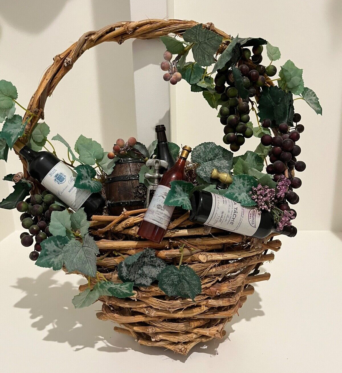 GRAPEVINE WREATH BASKET SHAPE DOOR/Wall Decor, Faux grapes, leaves, wine bottles