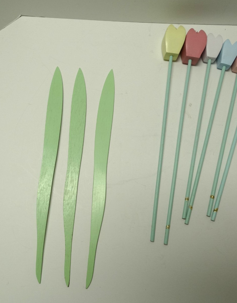 (6) Wooden Painted Colorful Tulips w (3) Leaves Countrycore Vintage Taiwan S M L