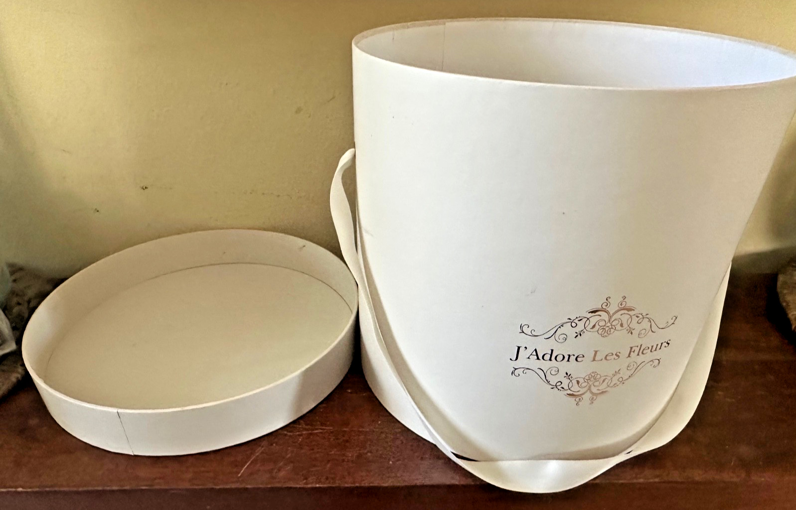 “J’adore Les Fleurs” Premium Quality Round Floral Flower Gift Box w/ Lid White