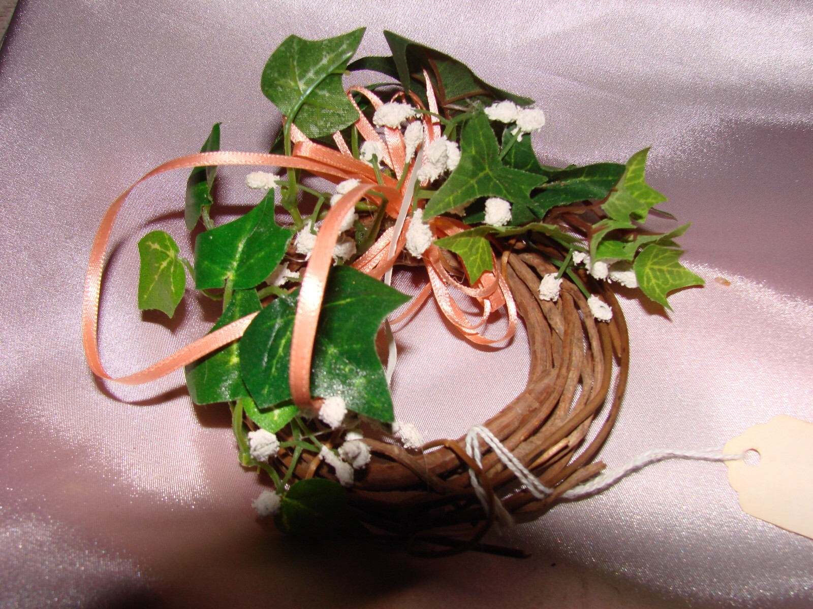 HD20 MINI 4″ WREATH WITH BABY’S BREATH AND IVY W/ PEACH RIBBON