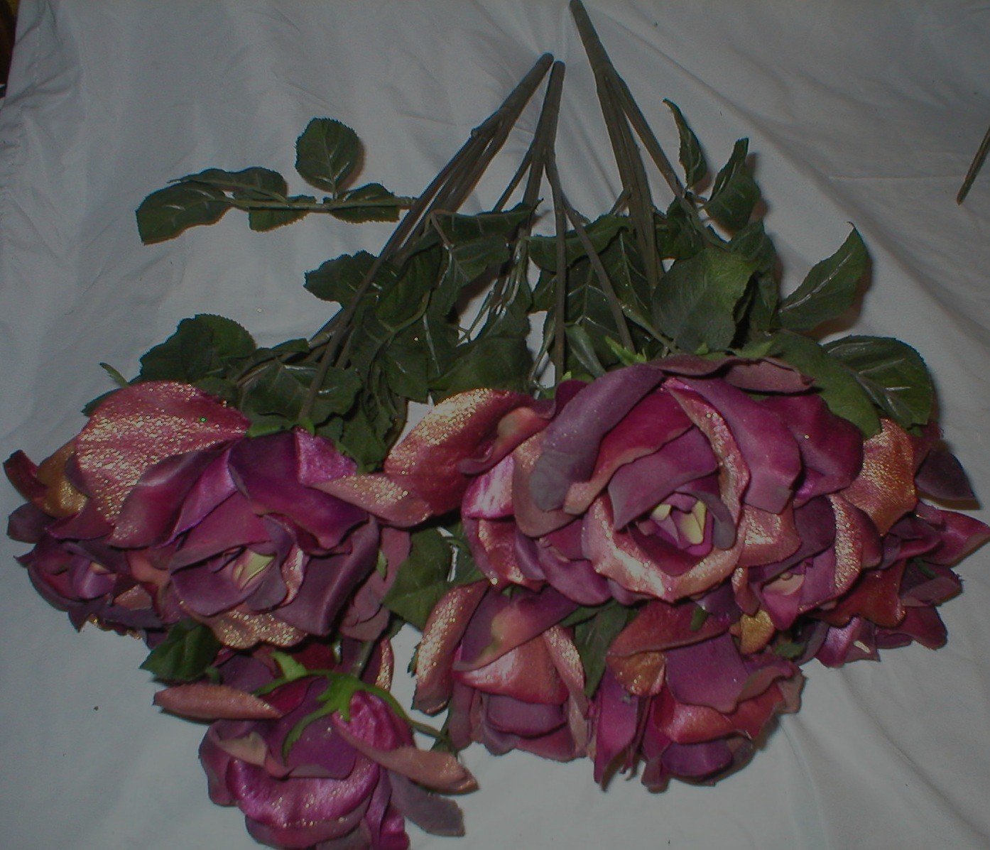 15 ROSES ARTIFICIAL 20″ LONG DARK RED WITH GLITTER LOT SOLD AS IS