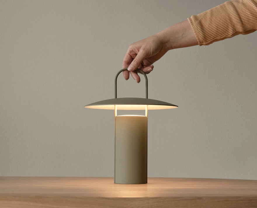 Modern Portable “Ray Lamp” – Minimalist LED Table Lamp | Indoor & Outdoor Lighti