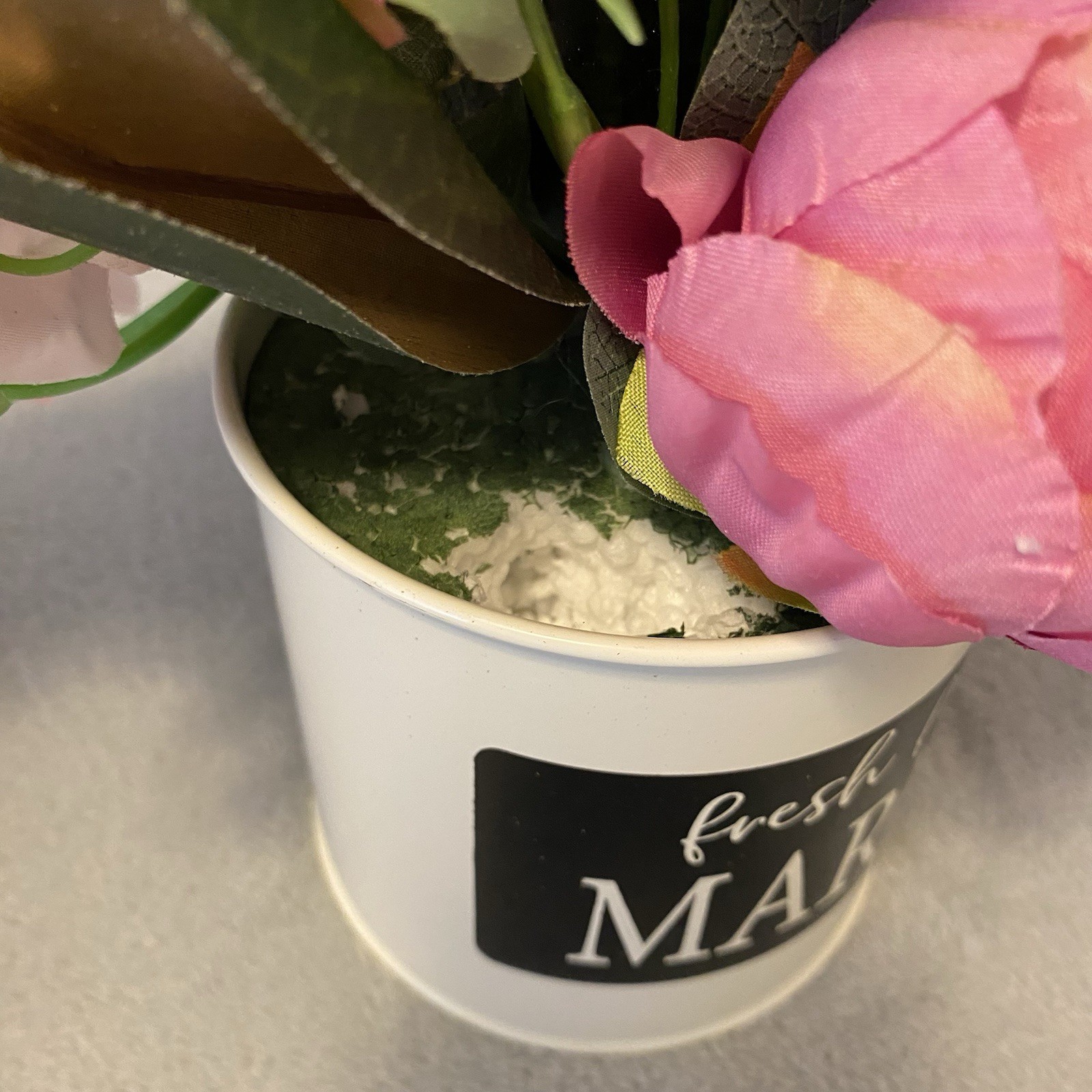 Used Fresh Flower Market Home Decor White Metal Can with Artificial Flowers Vase