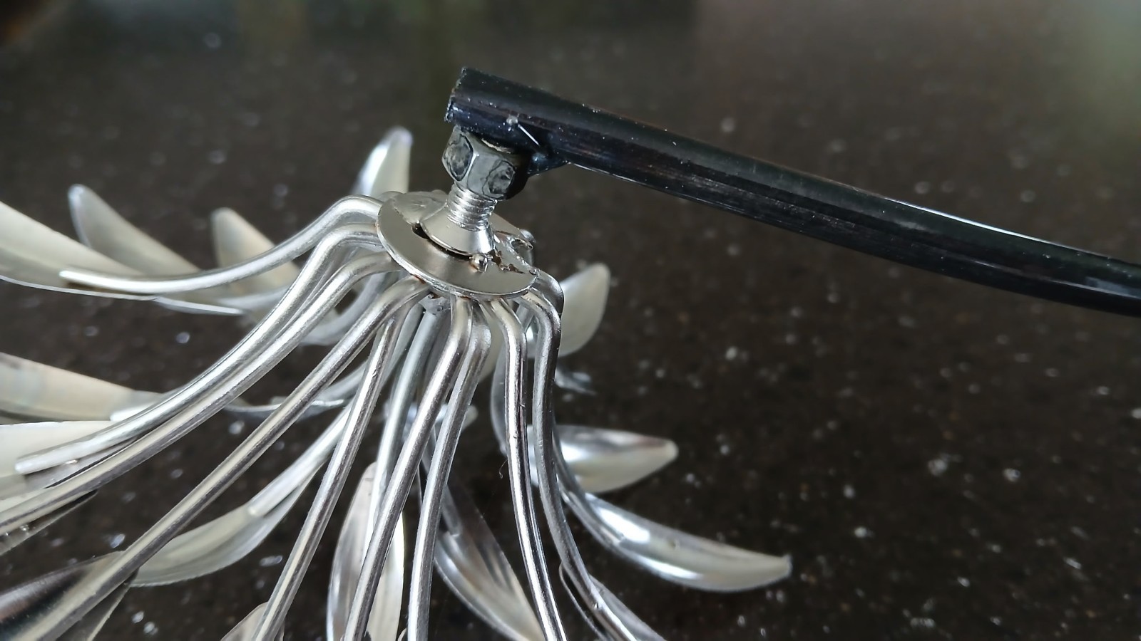 Metal Decorative Silver Dandelion Flower. Dimensions: 15″(Approx) X 6″(Approx).