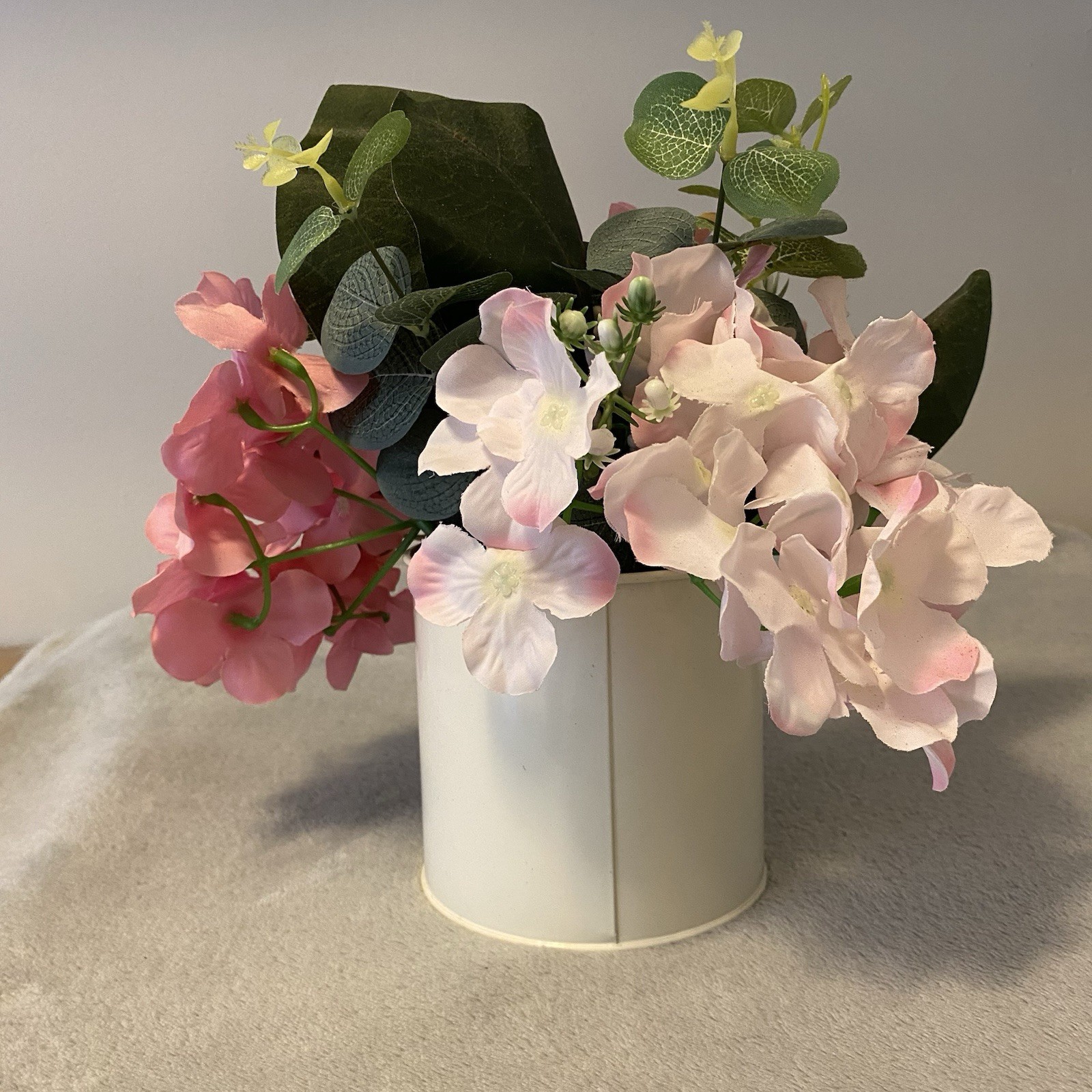 Used Fresh Flower Market Home Decor White Metal Can with Artificial Flowers Vase