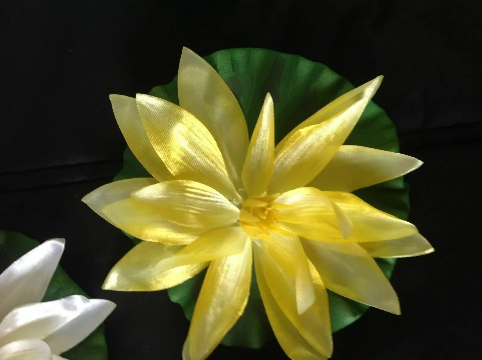 3 FLOATING ARTIFICIAL BLOOMING WATER LILY FLOWERS FOR POND 6 inches