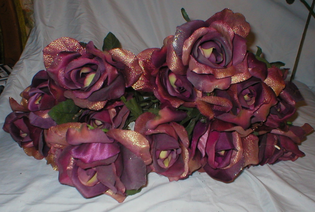 15 ROSES ARTIFICIAL 20″ LONG DARK RED WITH GLITTER LOT SOLD AS IS