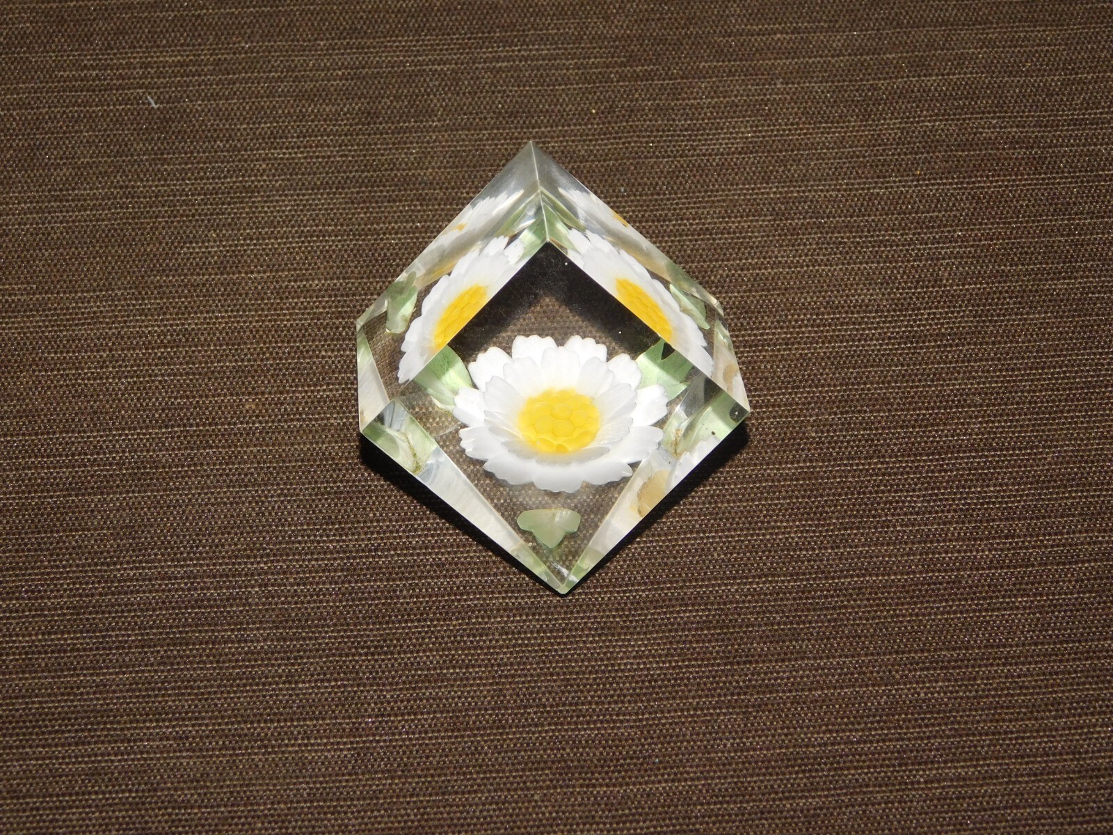 VINTAGE DAISY FLOWER IN PLASTIC 1 1/2″ X 1 1/2″