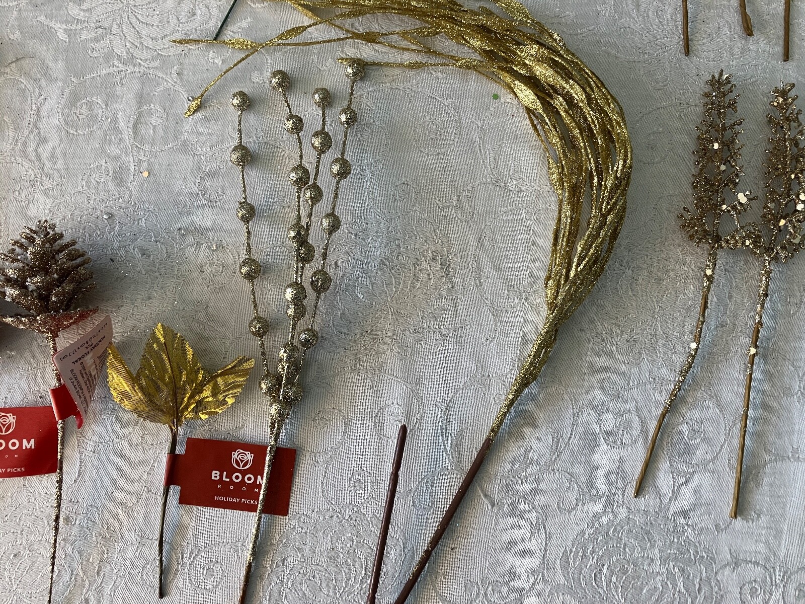 UNBELIEVABLE LOT OF 28 PIECES OF FLORAL DECOR FOR THE HOLIDAY SEASON.